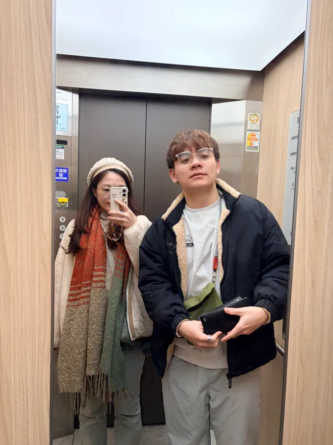 電梯下樓中